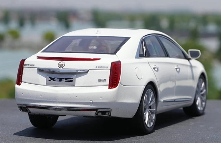 [OEM] 1:18 Cadillac 2013 XTS White Model Car Die-Cast