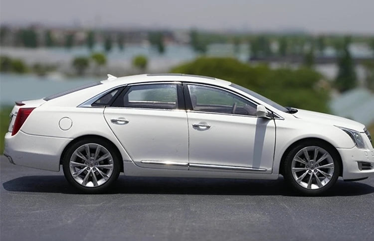 [OEM] 1:18 Cadillac 2013 XTS White Model Car Die-Cast