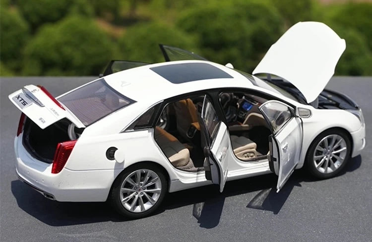 [OEM] 1:18 Cadillac 2013 XTS White Model Car Die-Cast