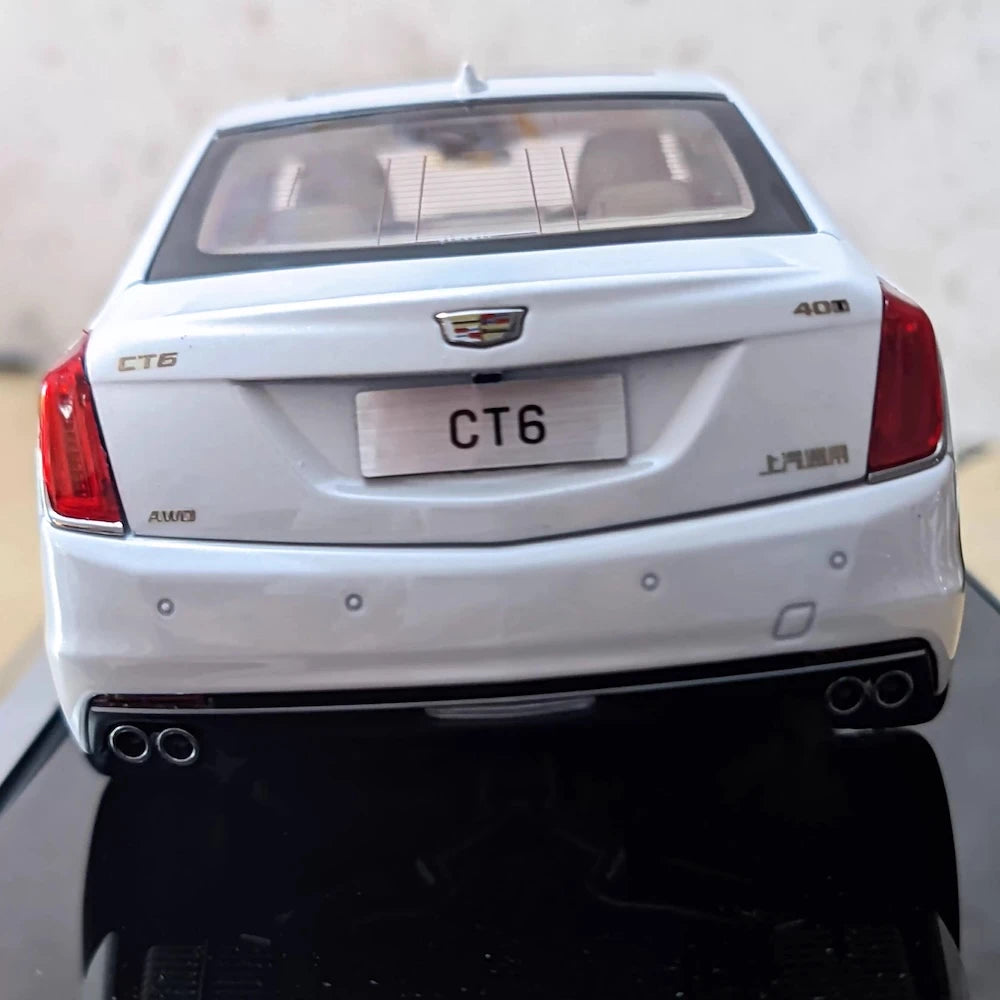 [OEM] 1:18 Cadillac 2016 CT6 White Model Car Die-Cast