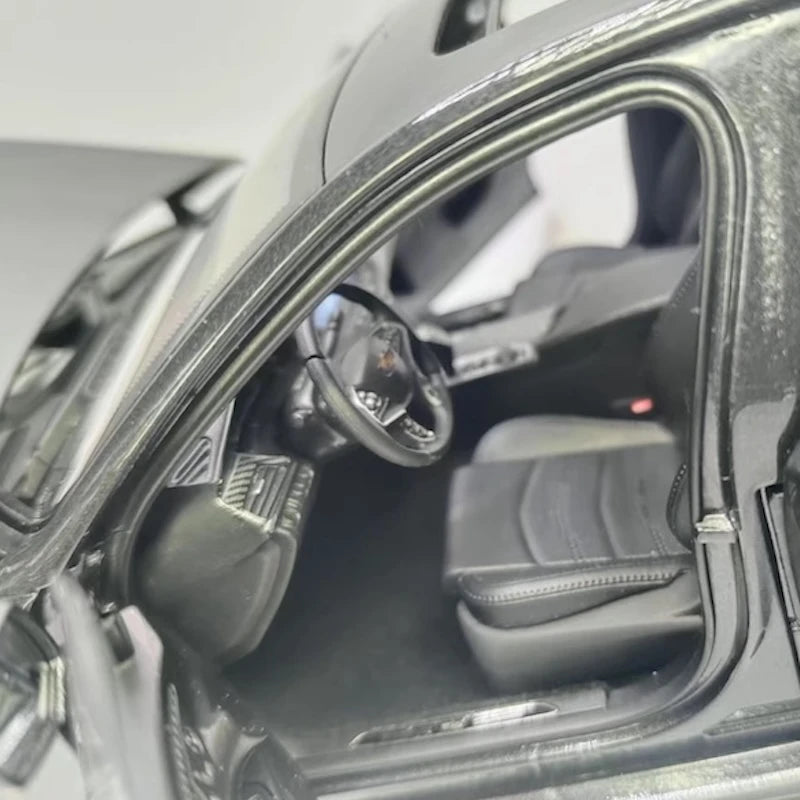 [OEM] 1:18 Cadillac 2019 CT6 Black Model Car Die-Cast