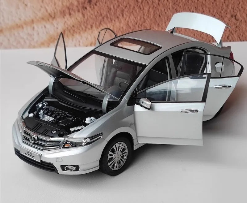 [OEM] 1:18 Honda 2012 City Silver Model Car Die-Cast