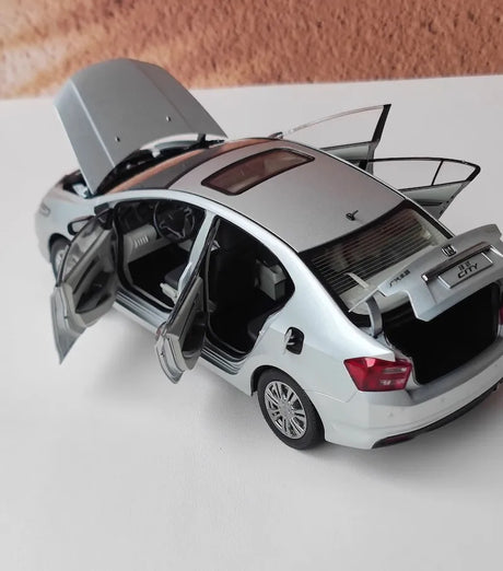 [OEM] 1:18 Honda 2012 City Silver Model Car Die-Cast