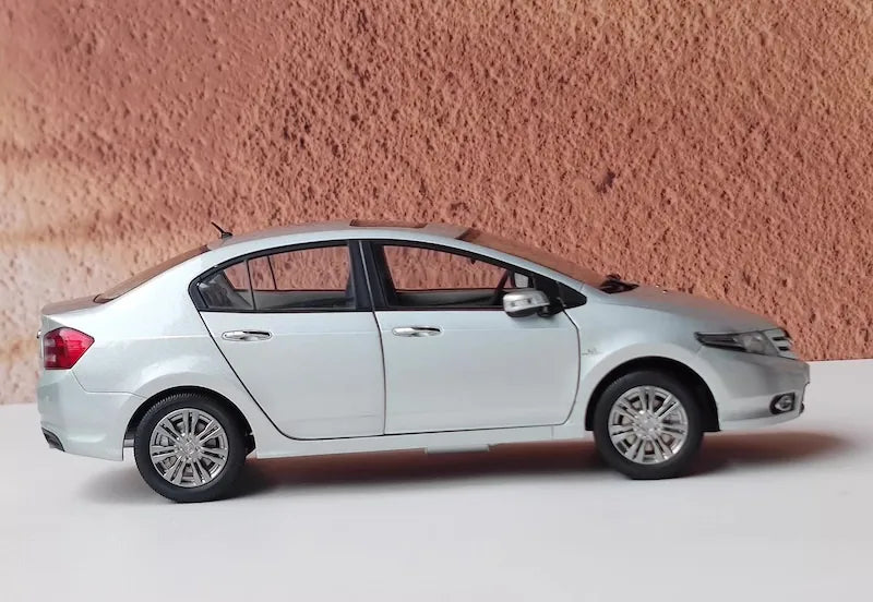 [OEM] 1:18 Honda 2012 City Silver Model Car Die-Cast