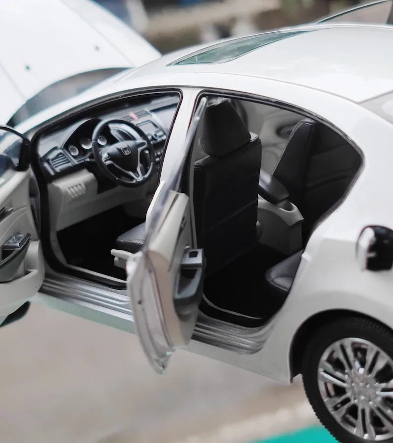 [OEM] 1:18 Honda 2012 City Silver Model Car Die-Cast