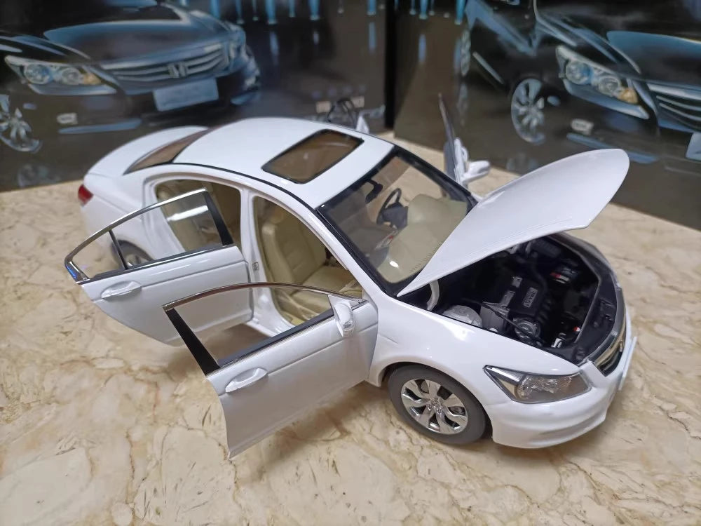 [OEM] 1:18 Honda 2013 Accord 9th wit modelauto Die-Cast