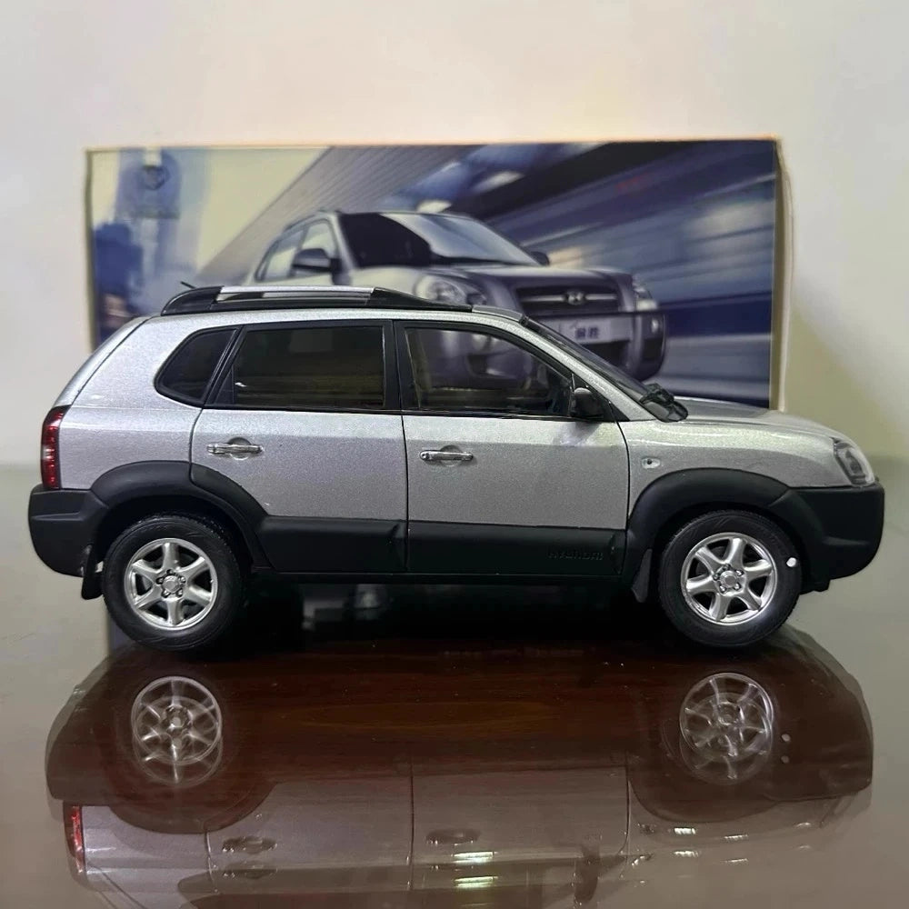 [OEM] 1:18 Hyundai 2004 Tucson Silver Model Car Die-Cast