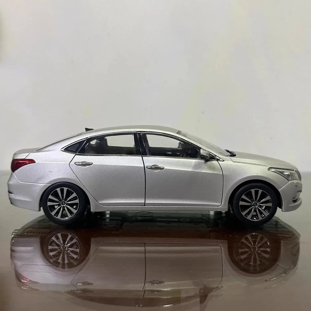[OEM] 1:18 Hyundai 2014 Mistra Silver Model Car Die-Cast