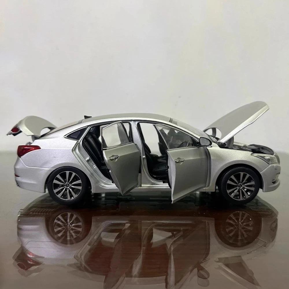 [OEM] 1:18 Hyundai 2014 Mistra Silver Model Car Die-Cast