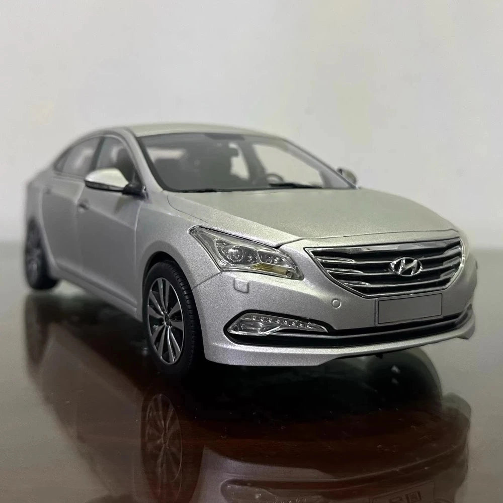 [OEM] 1:18 Hyundai 2014 Mistra Silver Model Car Die-Cast
