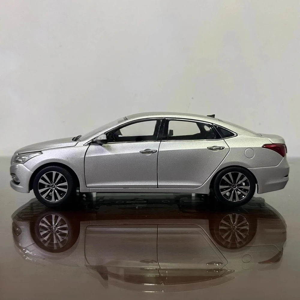 [OEM] 1:18 Hyundai 2014 Mistra Silver Model Car Die-Cast