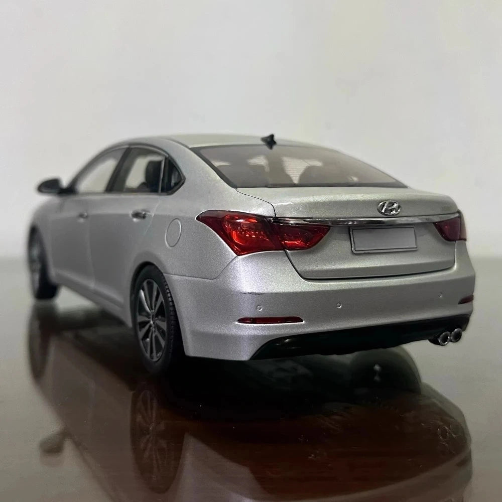 [OEM] 1:18 Hyundai 2014 Mistra Silver Model Car Die-Cast