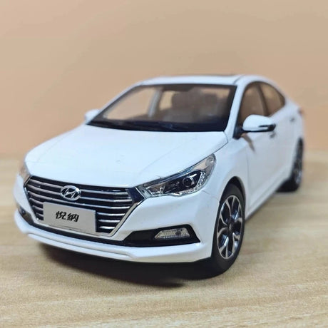 [OEM] 1:18 Hyundai 2016 Verna White Model Car Die-Cast