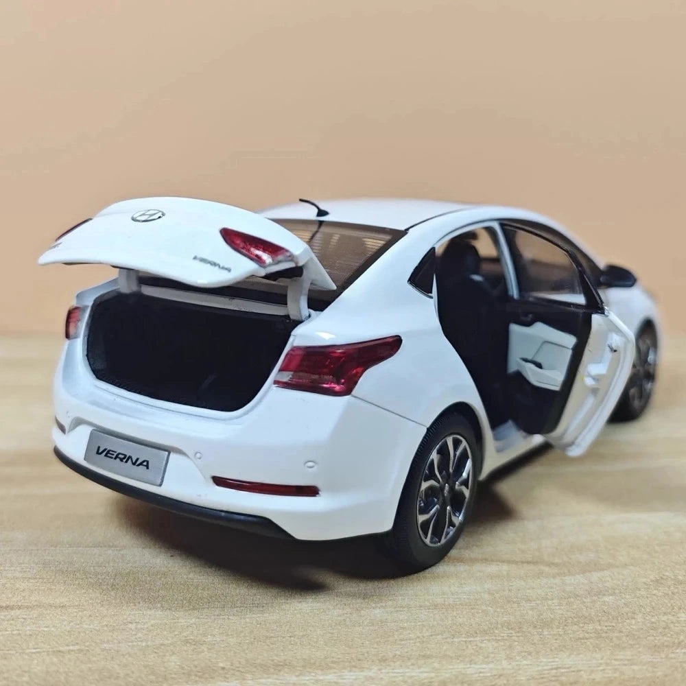 [OEM] 1:18 Hyundai 2016 Verna White Model Car Die-Cast