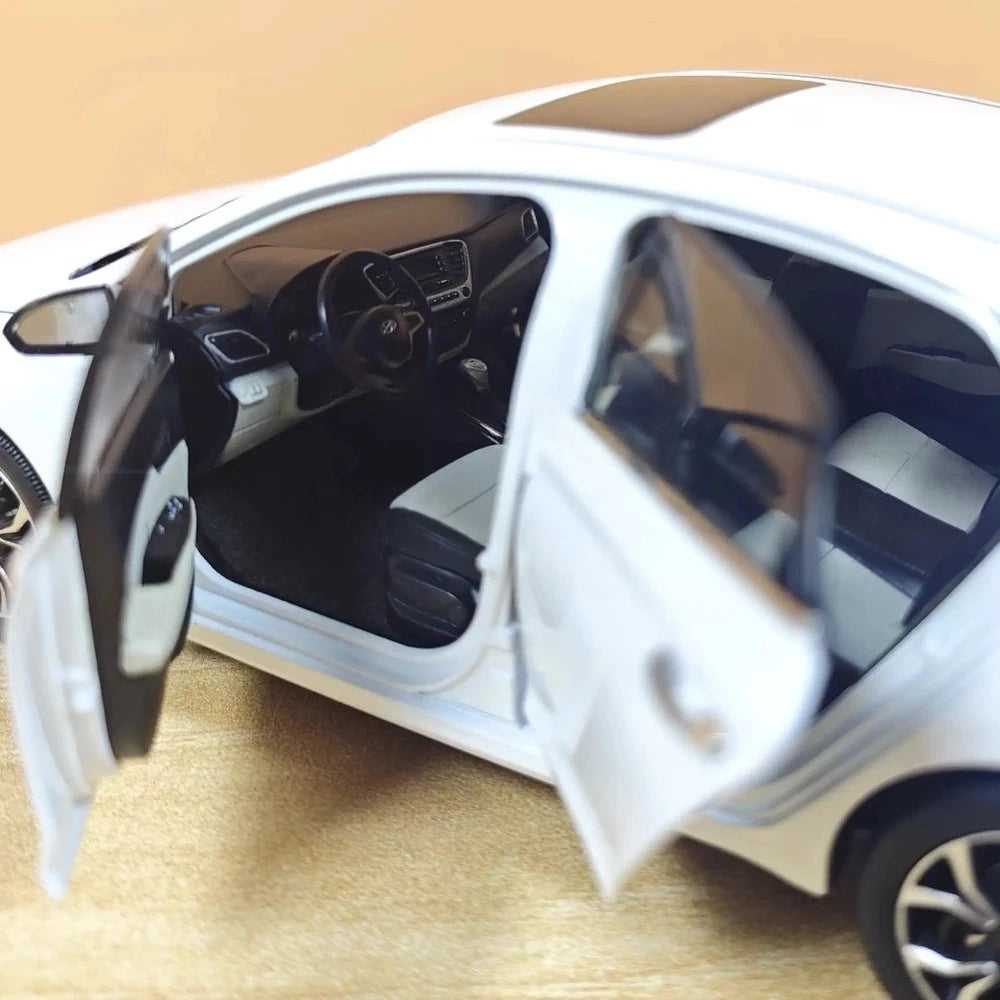 [OEM] 1:18 Hyundai 2016 Verna White Model Car Die-Cast