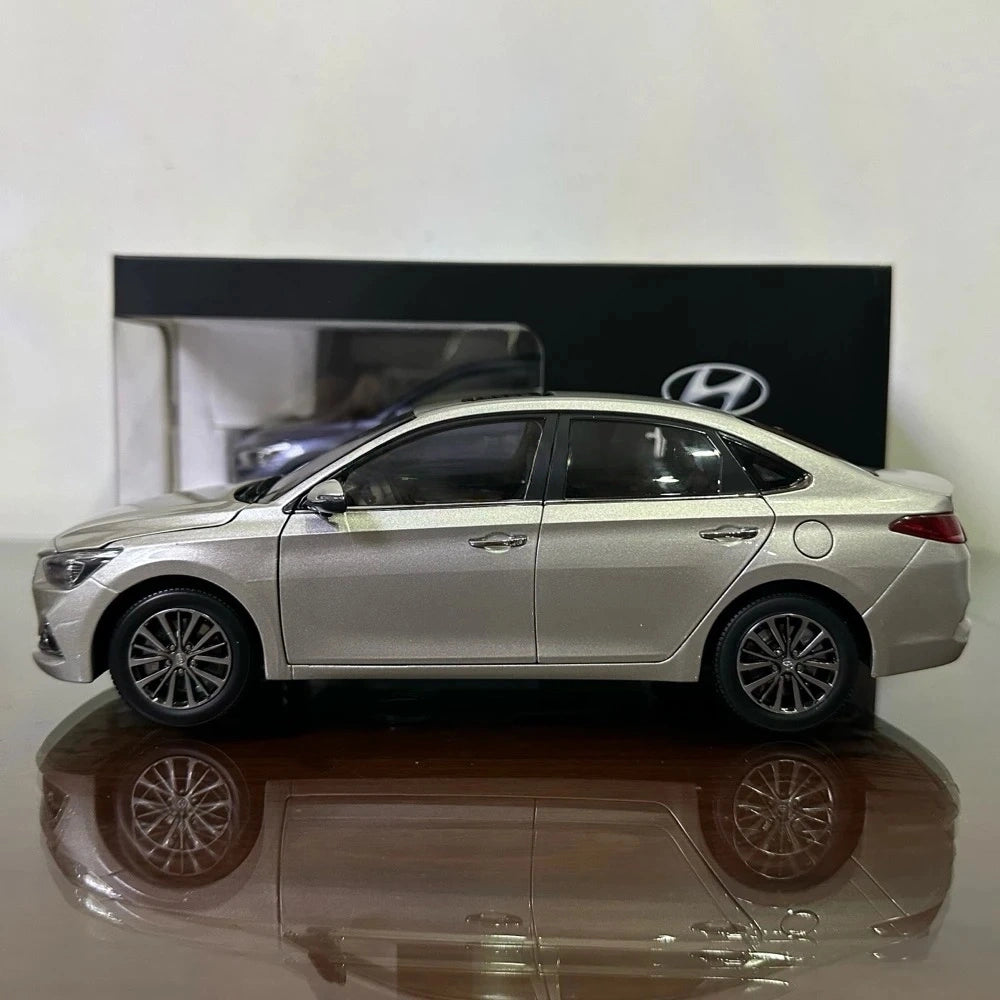 [OEM] 1:18 Hyundai 2017 Celesta Silver Model Car Die-Cast