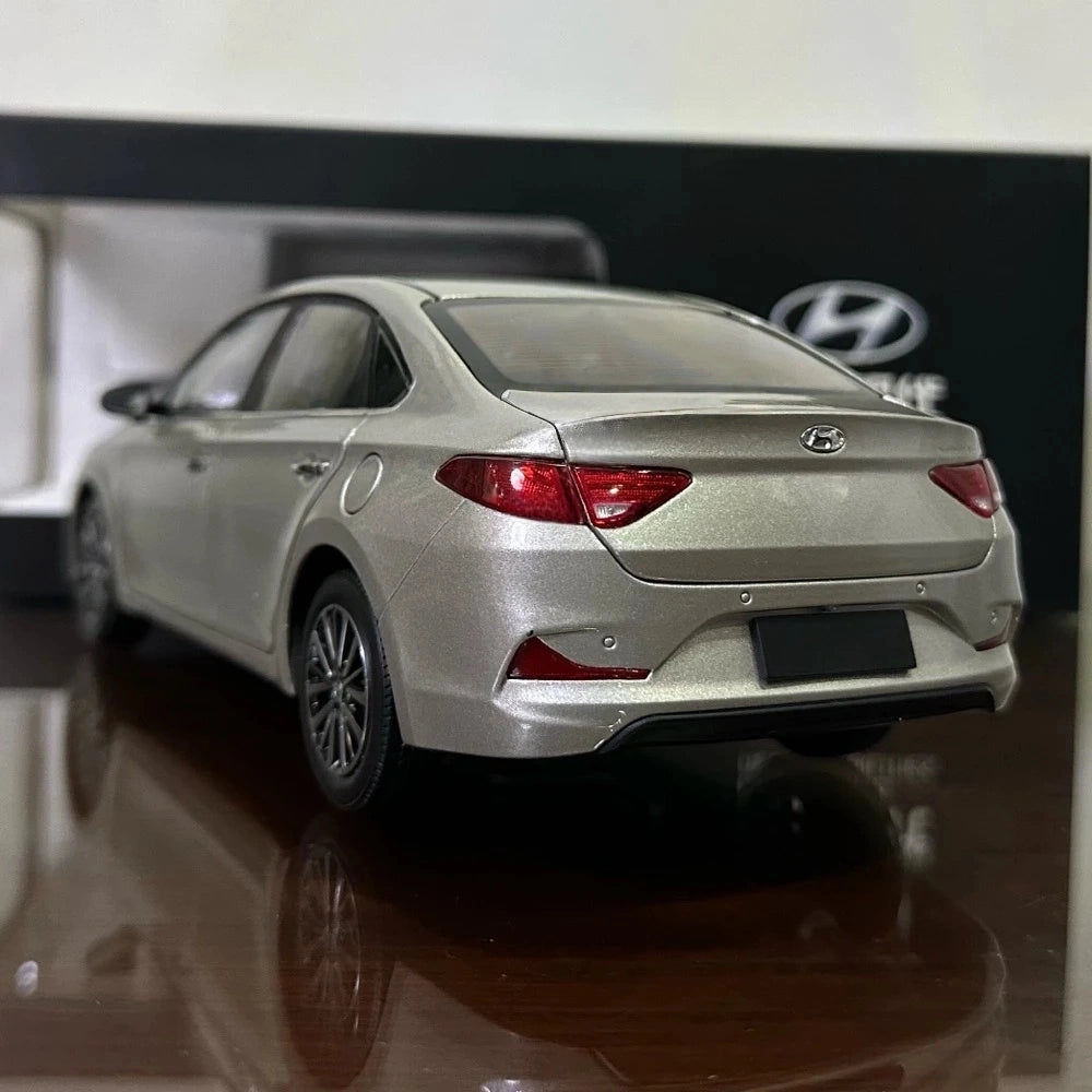 [OEM] 1:18 Hyundai 2017 Celesta Silver Model Car Die-Cast
