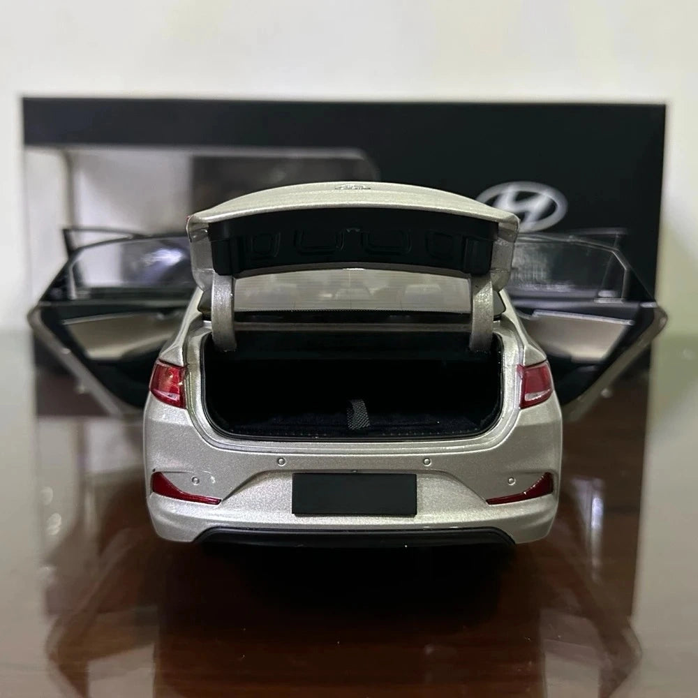 [OEM] 1:18 Hyundai 2017 Celesta Silver Model Car Die-Cast