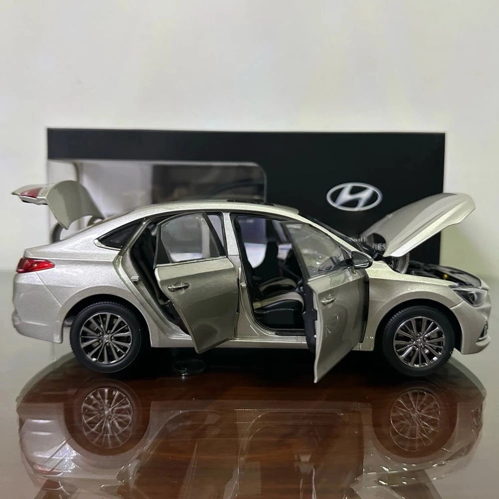 [OEM] 1:18 Hyundai 2017 Celesta Silver Model Car Die-Cast