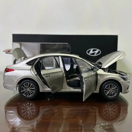 [OEM] 1:18 Hyundai 2017 Celesta Silver Model Car Die-Cast