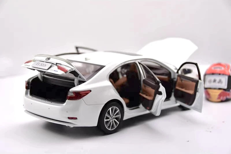 [OEM] 1:18 Lexus 2017 ES 300h White Model Car Die-Cast