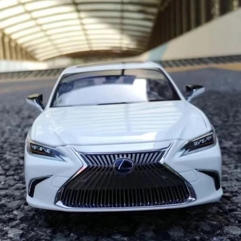 [OEM] 1:18 Lexus 2019 ES 300h White Model Car Die-Cast