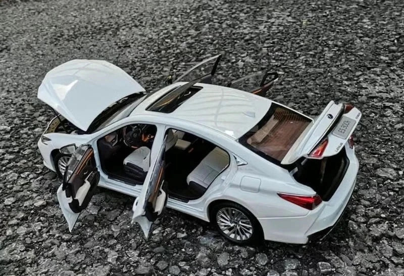 [OEM] 1:18 Lexus 2019 ES 300h White Model Car Die-Cast