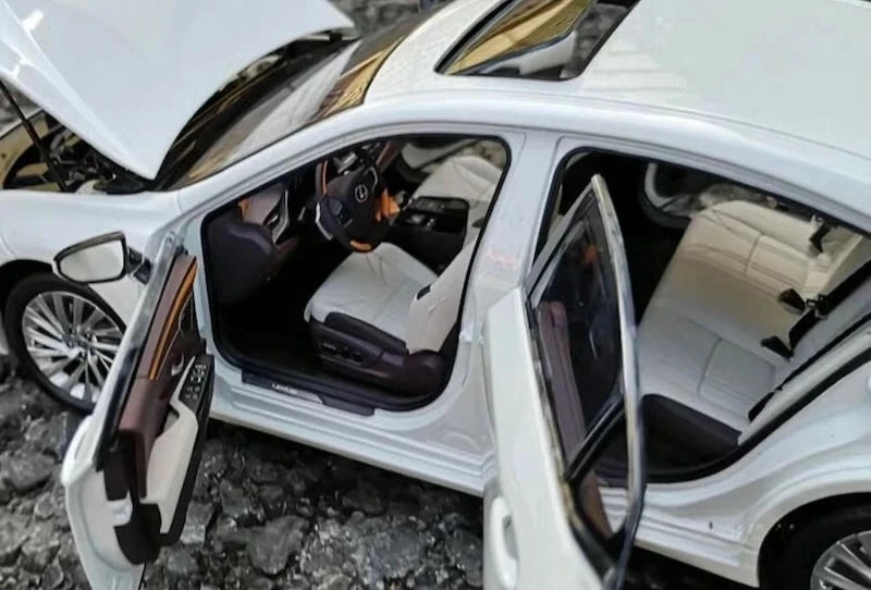 [OEM] 1:18 Lexus 2019 ES 300h White Model Car Die-Cast