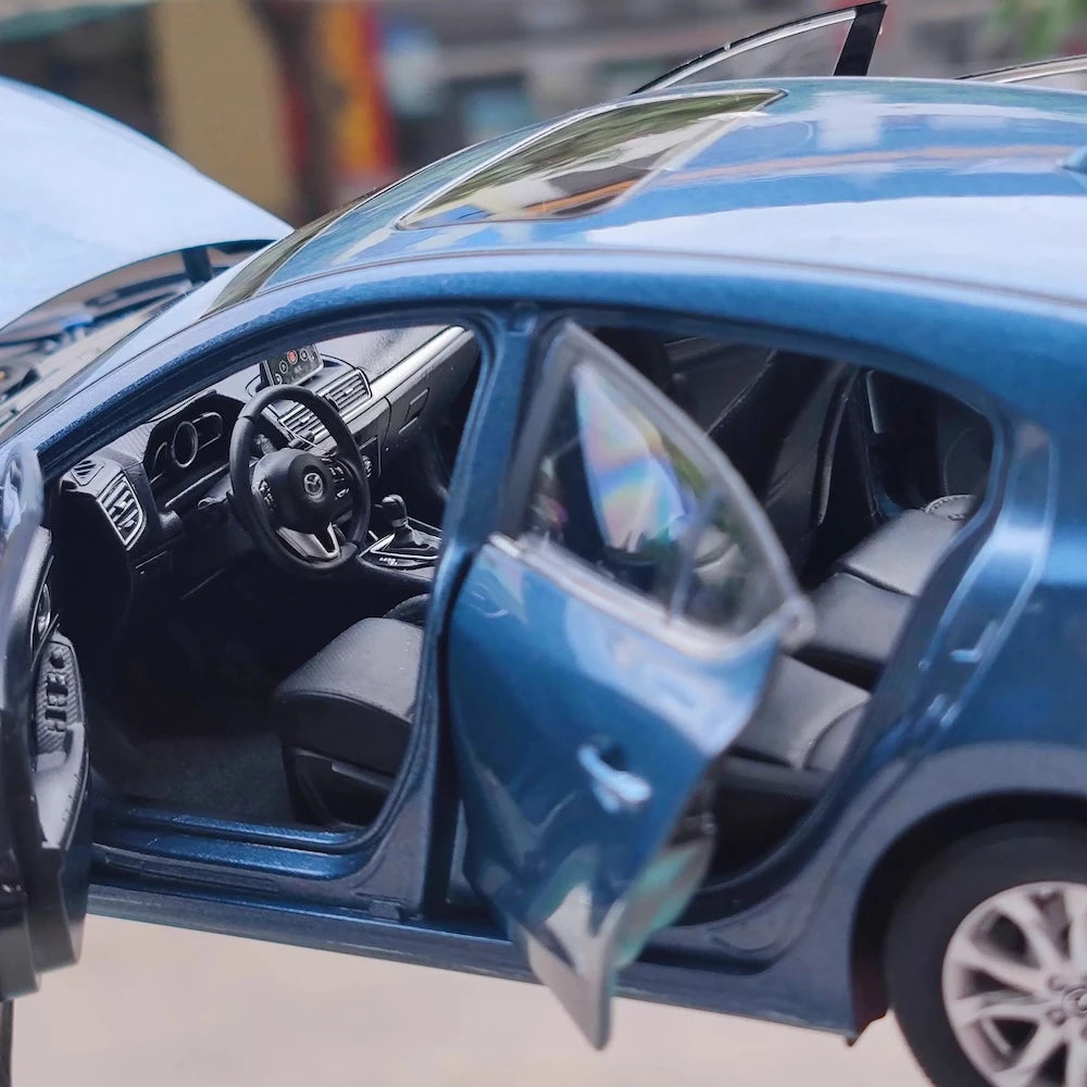[OEM] 1:18 Mazda 2013 3 Axela Blue Model Car Die-Cast