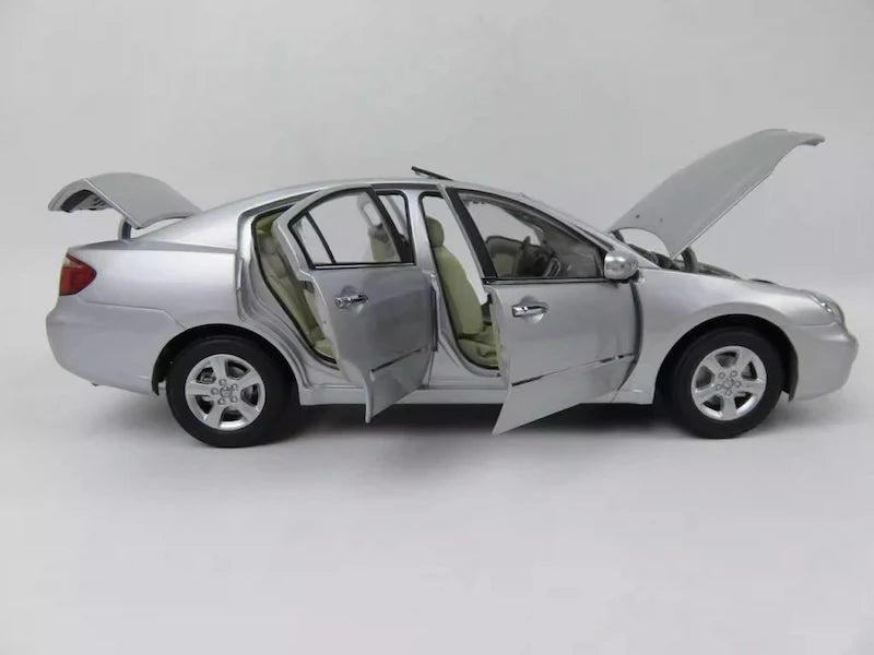 [OEM] 1:18 Mitsubishi 2005 Galant Silver Model Car Die-Cast