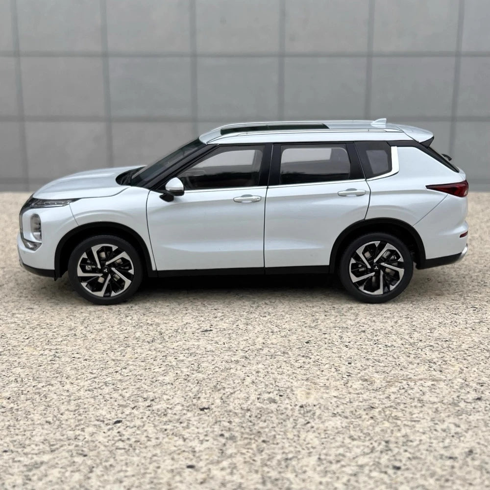 [OEM] 1:18 Mitsubishi 2021 Outlander White Model Car Die-Cast