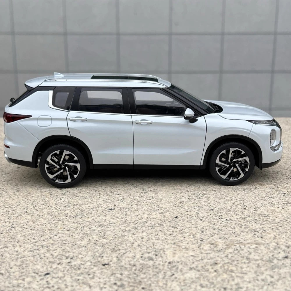 [OEM] 1:18 Mitsubishi 2021 Outlander White Model Car Die-Cast