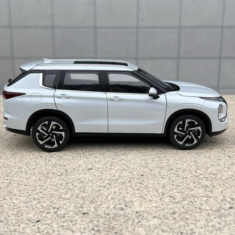 [OEM] 1:18 Mitsubishi 2021 Outlander White Model Car Die-Cast