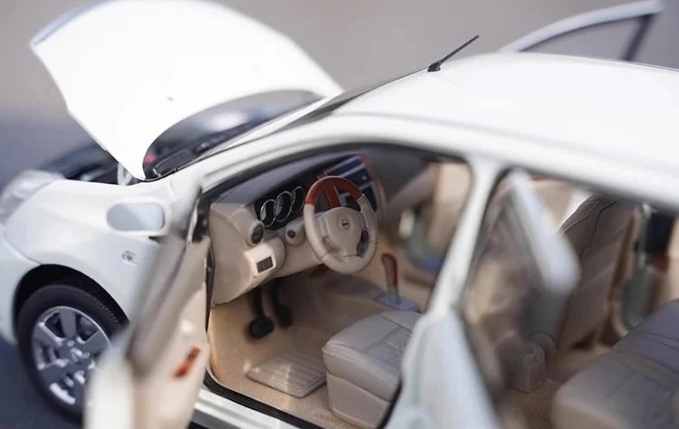 [OEM] 1:18 Nissan 2008 Livina Geniss White Model Car Die-Cast