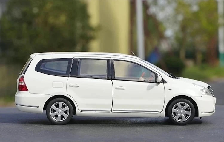 [OEM] 1:18 Nissan 2008 Livina Geniss White Model Car Die-Cast