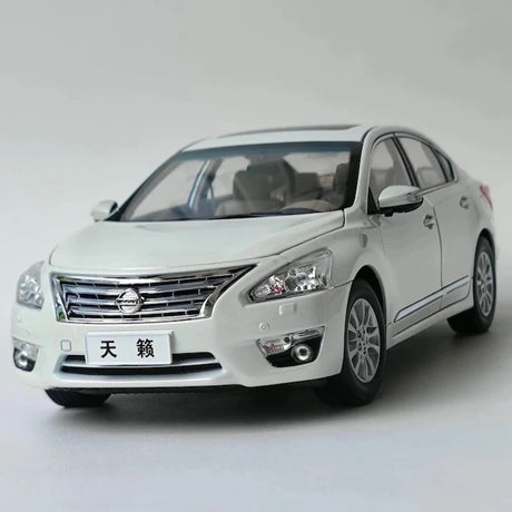 [OEM] 1:18 Nissan 2013 Altima White Model Car Die-Cast