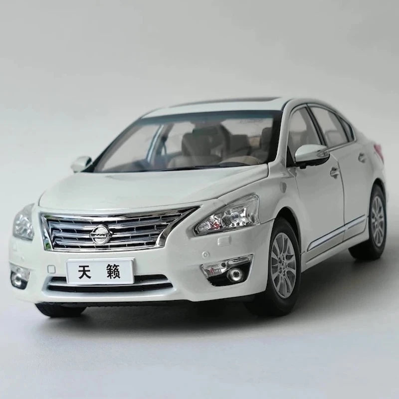 [OEM] 1:18 Nissan 2013 Altima White Model Car Die-Cast