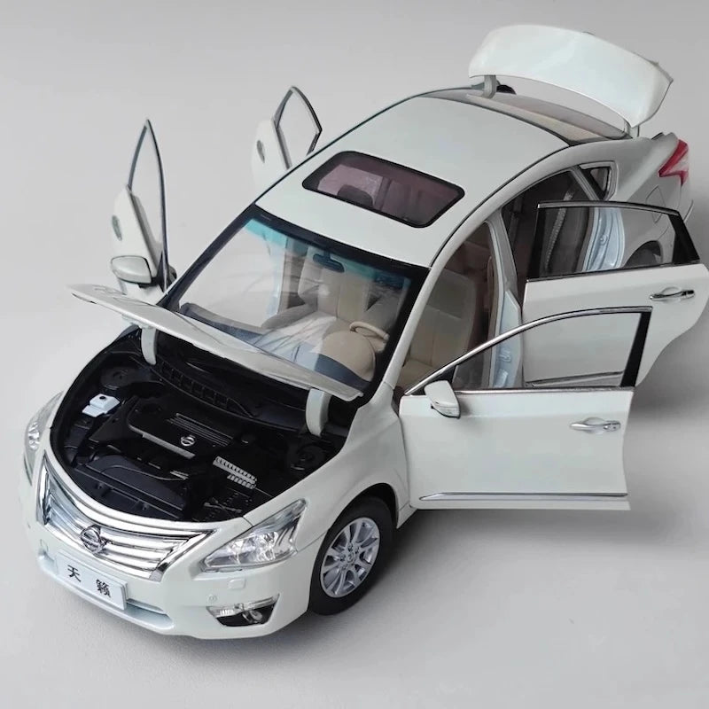 [OEM] 1:18 Nissan 2013 Altima White Model Car Die-Cast