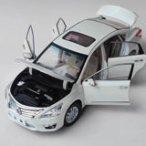 [OEM] 1:18 Nissan 2013 Altima White Model Car Die-Cast