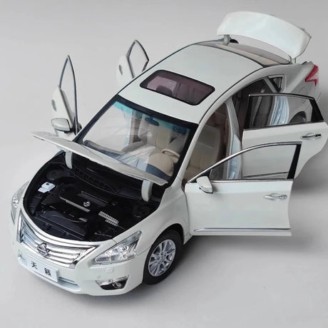 [OEM] 1:18 Nissan 2013 Altima White Model Car Die-Cast