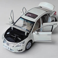 [OEM] 1:18 Nissan 2013 Altima White Model Car Die-Cast