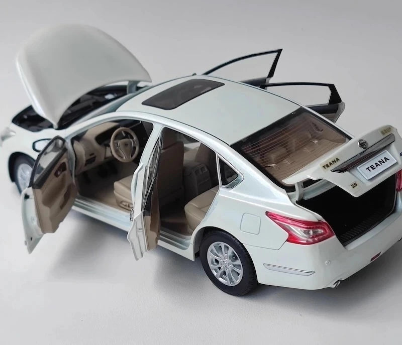 [OEM] 1:18 Nissan 2013 Altima White Model Car Die-Cast