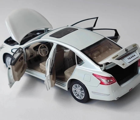 [OEM] 1:18 Nissan 2013 Altima White Model Car Die-Cast