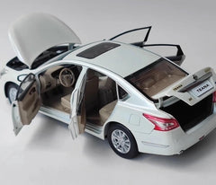 [OEM] 1:18 Nissan 2013 Altima White Model Car Die-Cast