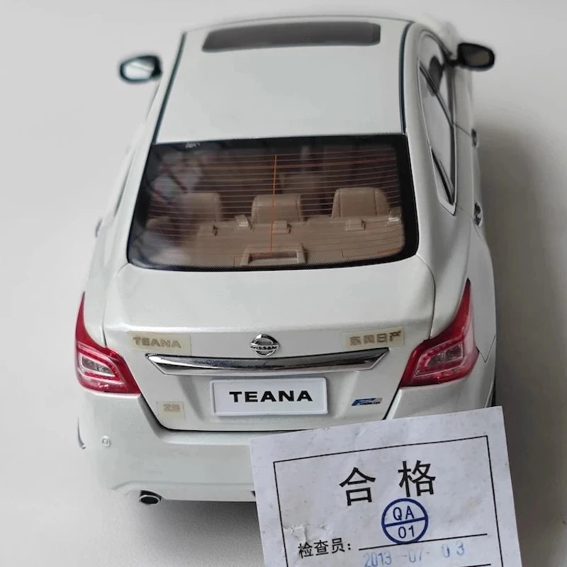 [OEM] 1:18 Nissan 2013 Altima White Model Car Die-Cast