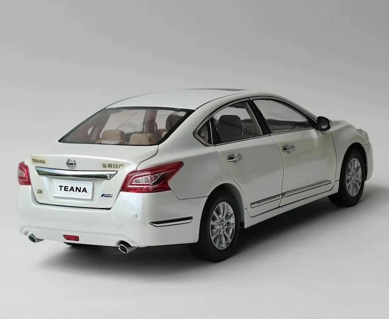 [OEM] 1:18 Nissan 2013 Altima White Model Car Die-Cast