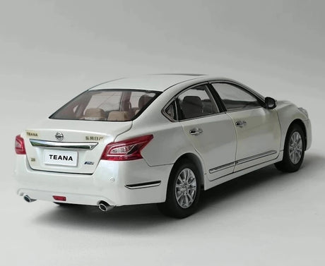 [OEM] 1:18 Nissan 2013 Altima White Model Car Die-Cast