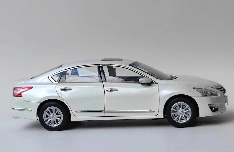 [OEM] 1:18 Nissan 2013 Altima White Model Car Die-Cast