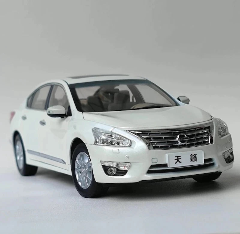 [OEM] 1:18 Nissan 2013 Altima White Model Car Die-Cast