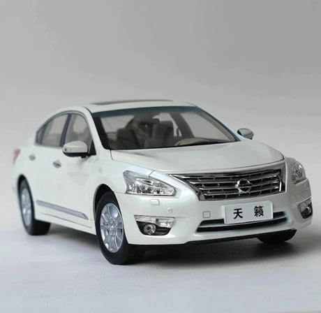 [OEM] 1:18 Nissan 2013 Altima White Model Car Die-Cast
